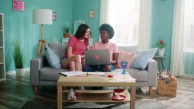 Genç Kadınlar Evde Dizüstü bilgisayar kullanıyor