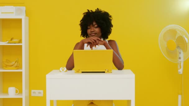Портрет чёрной женщины в жёлтой комнате — стоковое видео