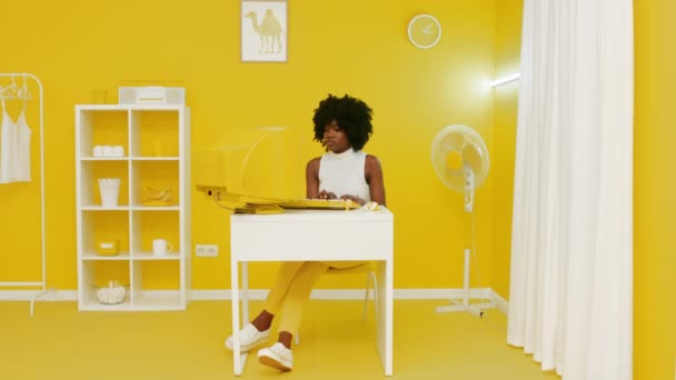 Afrikai nő dolgozik sárga és fehér iroda