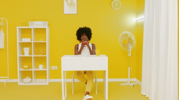 クリエイティブオフィスのテーブルに座っているアフリカの女性の肖像 — ストック動画