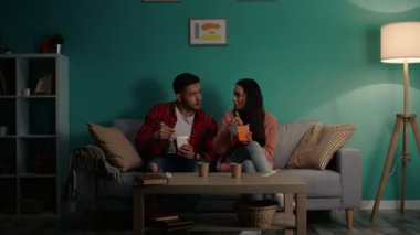 Genç çiftin evde akşam yemeği var.