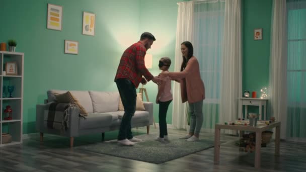 Mom and Dad Are Rotating Small Girl to Play Game — Stok Video