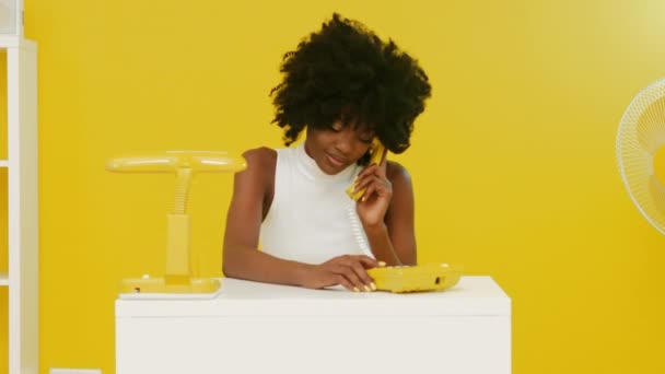 Mujer afroamericana tiene conversación telefónica en oficina creativa — Vídeo de stock