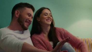 Neşeli Çiftin Evinde Video Görüşmesi Var