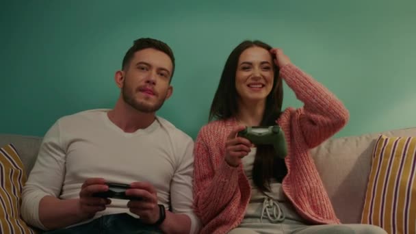 Fiatal család videojátékot játszik — Stock videók