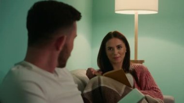 Kadın ve erkek birbirleriyle konuşuyorlar.