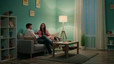 Çiftin evde romantik bir akşamı var.