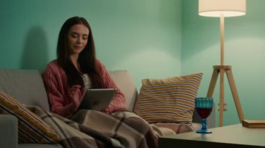 Kadın Tablet Bilgisayar Kullanıyor