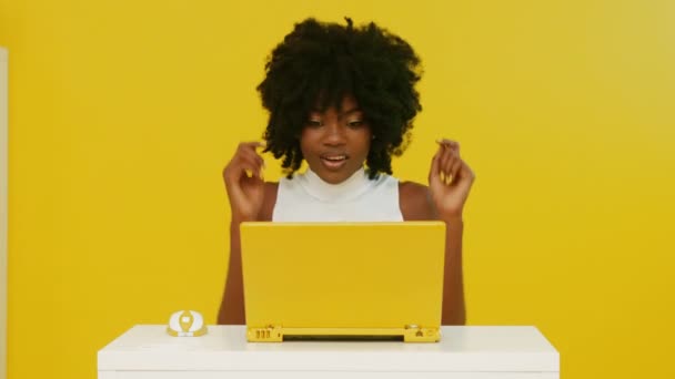 Frau wird bei der Arbeit am Laptop überrascht — Stockvideo