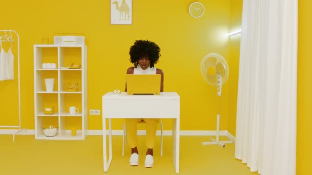 Афро-американская рабочая программа для женщин в творческом офисе — стоковое видео