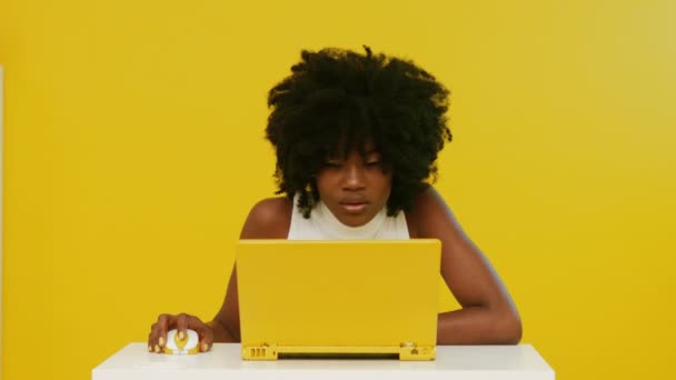 У афроамериканской женщины проблемы с работой — стоковое видео
