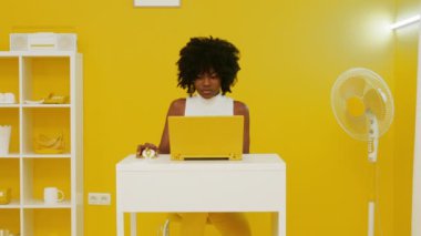 Siyahi Kadın Yaratıcı Ofiste Çalışıyor
