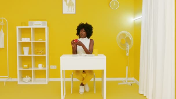 創造的なオフィス空間でアフリカの女性 — ストック動画