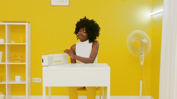 Mulher africana gosta de ouvir música no escritório amarelo — Vídeo de Stock