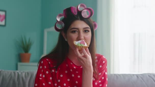 スタイリッシュな女食ケーキの肖像 — ストック動画