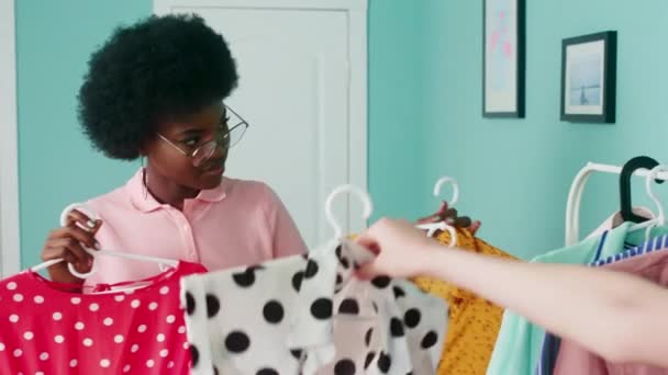 Les femmes élégantes choisissent des vêtements — Video