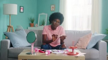 Afro-Amerikalı Kadın Tırnakları Dosyalayıp Kameraya Bakıyor