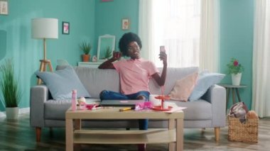 Genç Kadın Arkadaşını Çağırıyor