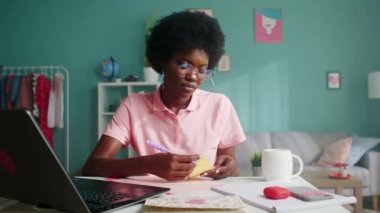 Kadın Çıkartmalar Üzerine Notlar Yazıyor