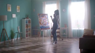 Güzel Afrikalı Kadın Blogcu Resim yapmaktan zevk alıyor