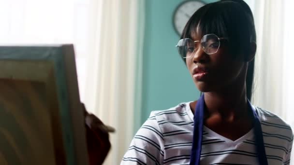 Fekete nő dolgozik az új festészet projekt — Stock videók
