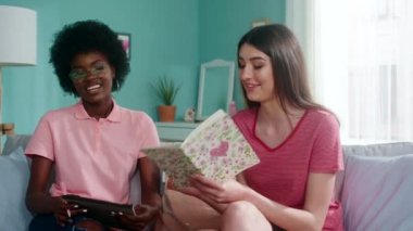 Karışık Irk Öğrencileri Çalışarak Kadınlar Çıldırıyor