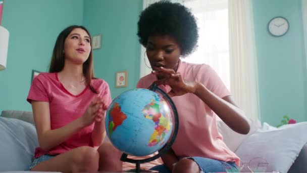 Mladé černošky a bílé ženy dělají cestovní seznam — Stock video