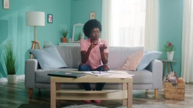 Genç Siyah Kadın Manikür Yapıyor