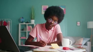 Kadın Öğrenci Notlar Yazıyor