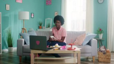 Genç Afro-Amerikalı Kadın Film İzliyor