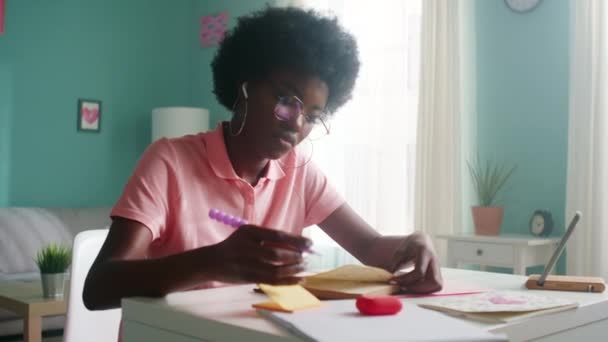 Kobieta Student robi notatki podczas czytania — Wideo stockowe