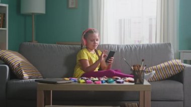 Küçük Kız Gadget Kullanıyor