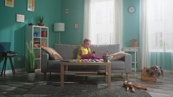 Küçük Kız Oynamak İçin Cep Telefonu Kullanıyor — Stok video