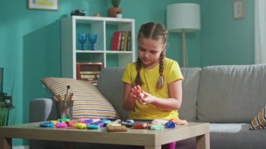 Küçük kız, hobisinden ilham alıyor.