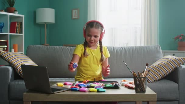 Kislány online lecke — Stock videók