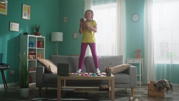 Kleines Mädchen hat Spaß zu Hause — Stockvideo