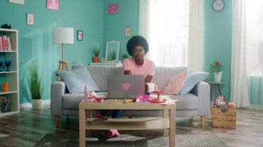 Afro-Amerikalı Evde Film İzliyor