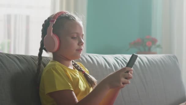 Κορίτσι Χρησιμοποιεί Gadget να Surf στο Διαδίκτυο — Αρχείο Βίντεο