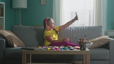 Komik kız cep telefonundan selfie çekiyor.