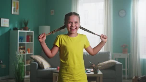 Портрет маленькой девочки, делающей лица — стоковое видео