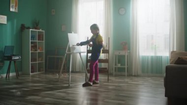 İlham verici Küçük Kız Resim Yapıyor