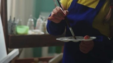 Mavi Önlüklü Çocuk Resim Yapıyor