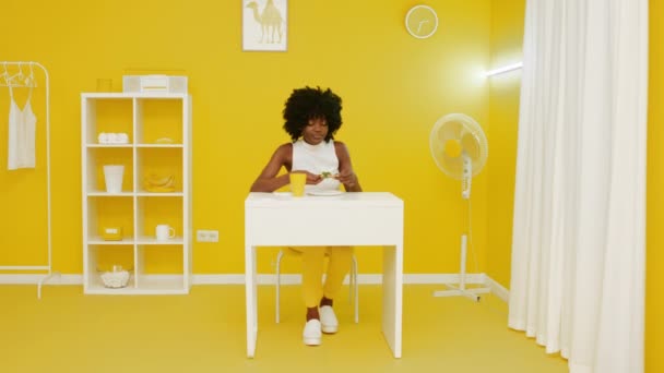 Mulher negra está comendo pizza no espaço criativo — Vídeo de Stock