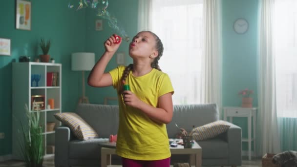 Malá holka fouká bubliny — Stock video