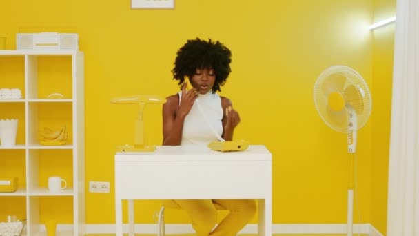 Negro mujer es hablando teléfono en amarillo habitación — Vídeos de Stock