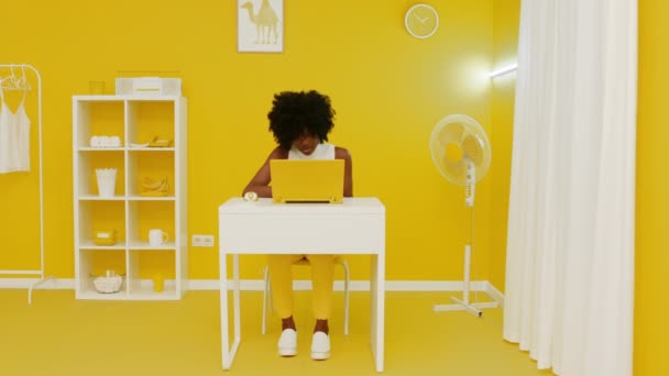 Чёрная женщина в жёлтой комнате — стоковое видео