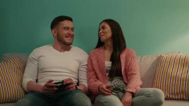 Žena a muž hrají videohry — Stock video