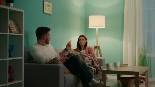 Jovem mulher e homem estão conversando e relaxando em casa — Vídeo de Stock