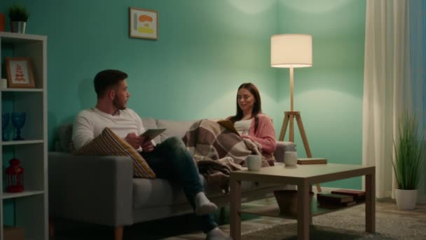 Pasangan Memiliki Percakapan yang Bagus di Rumah — Stok Video