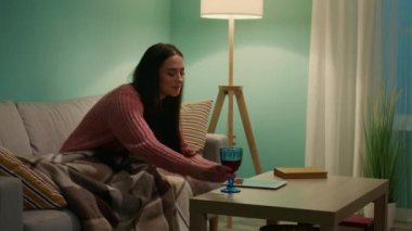 Oturma odasında güzel bir akşam geçiren bir kadın.